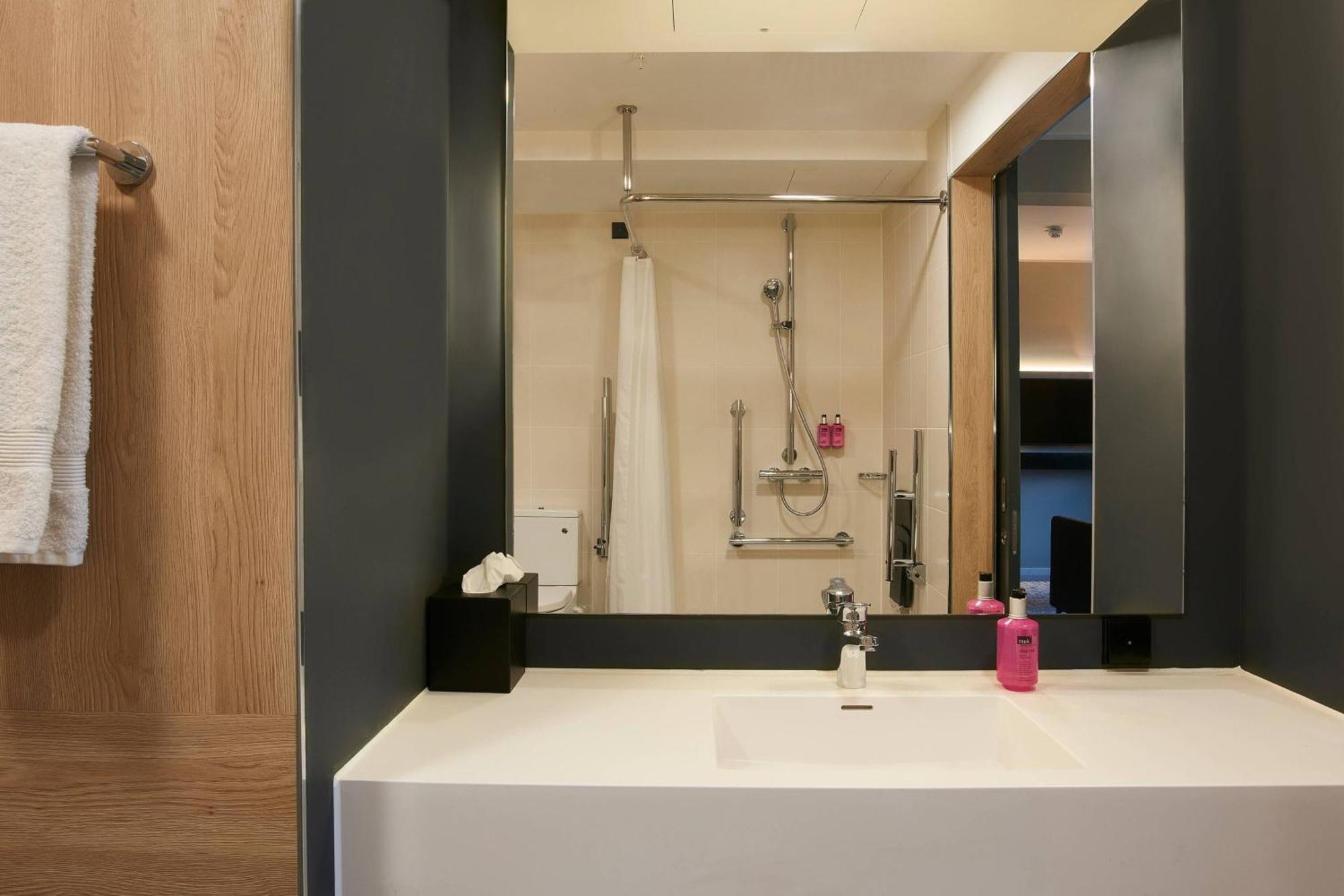 Moxy 4*